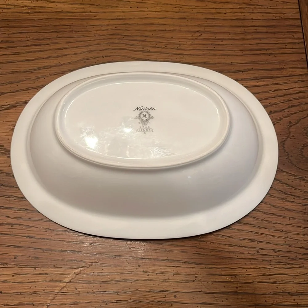 Noritake Jenna 12 five piece settings and oval vegetable‎ bowl